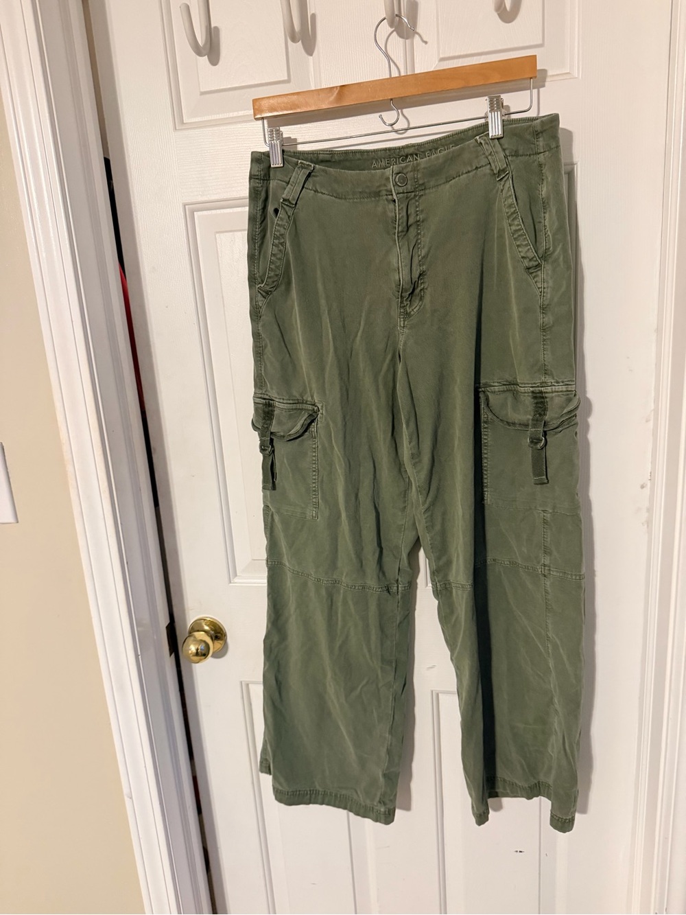 American Eagle Super High-Rise Baggy Wide Leg Cargo Pants – Size 10